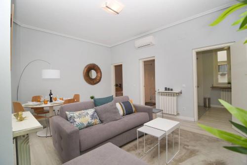 Bright Apartment in La Latina by Batuecas