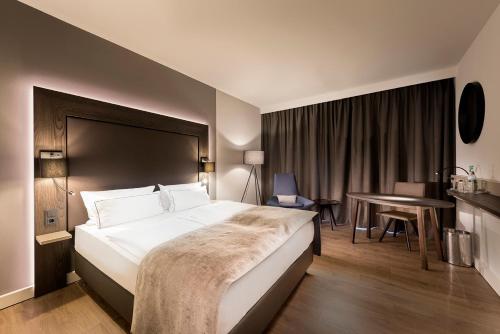 een hotelkamer met een groot bed en een bureau bij Holiday Inn Berlin City-West, an IHG Hotel in Berlijn