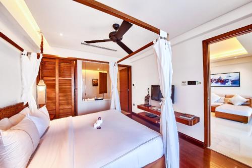 Кровать или кровати в номере Ocean Sonic Resort Sanya
