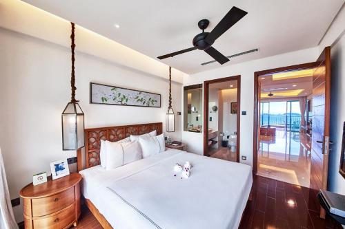 Кровать или кровати в номере Ocean Sonic Resort Sanya