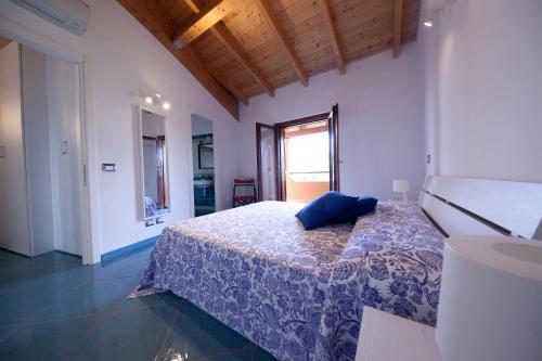 una camera da letto con un letto con un cuscino blu di BIANCA - Il mare a Roma a Palo