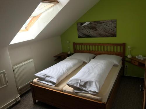 Postel nebo postele na pokoji v ubytování Apartmán u Hasičů
