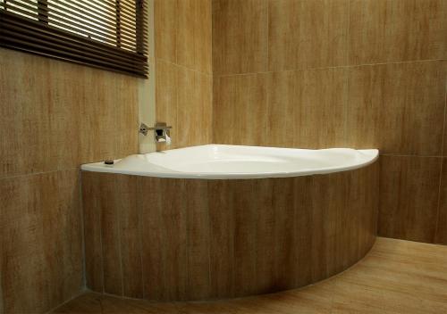 a bathroom with a round bath tub in a room at Rekky Signature Guesthouse in Johannesburg