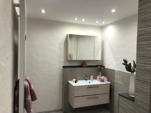 a bathroom with a sink and a white cabinet at Am Weinberg in Senheim