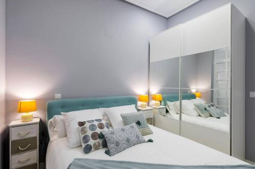 A bed or beds in a room at Flaring New Apartment next to Gran Via by Batuecas
