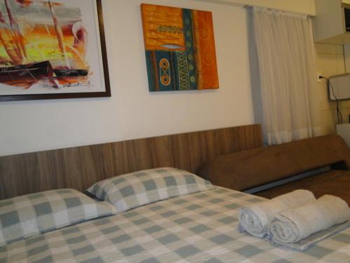 1 dormitorio con 1 cama con 2 almohadas en Flat em Tambaú Melhor Localização, en João Pessoa