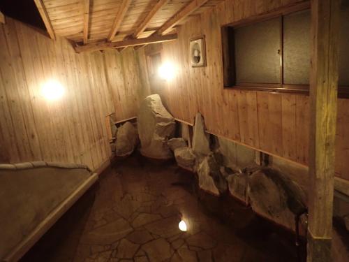 Cette chambre en bois comprend 2 toilettes. dans l'établissement Yufuin Country Road Youth Hostel, à Yufu