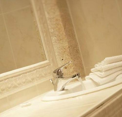 Logis Hôtel Le Cheval Blancにあるバスルーム
