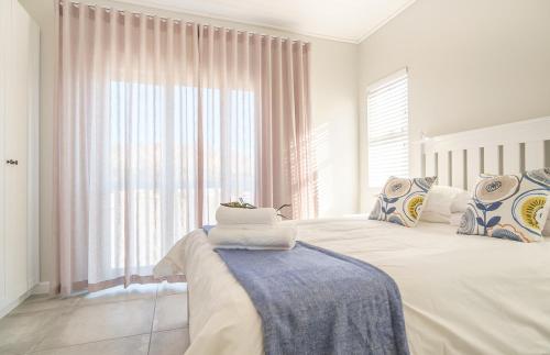Ένα ή περισσότερα κρεβάτια σε δωμάτιο στο Fork West Holiday Apartments