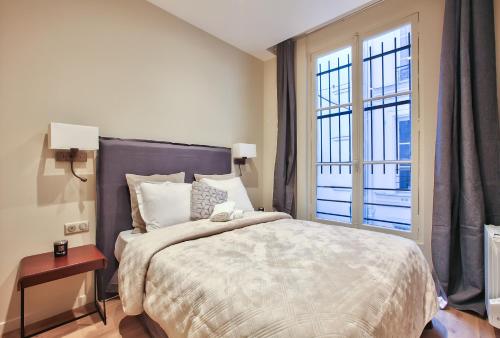 Ένα ή περισσότερα κρεβάτια σε δωμάτιο στο 61- Big Luxury Parisian Flat 2DD