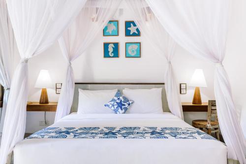 Een bed of bedden in een kamer bij Alam Candi Dive Resort