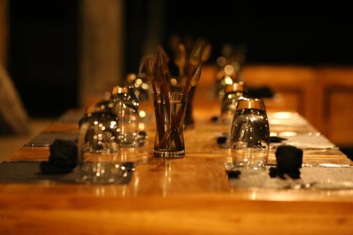 een tafel met glazen en bloemen erop bij Wirdana Resort & Spa in Galle