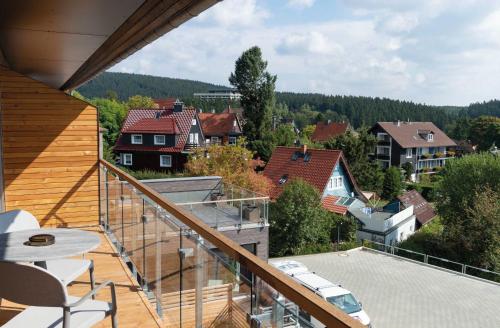 uma varanda com vista para uma cidade em StrandBerg's Auberge Chalet Residences em Braunlage