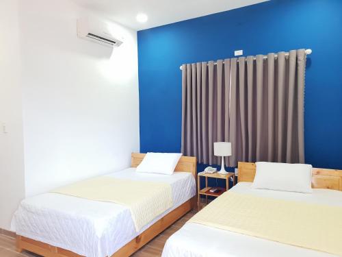 Postel nebo postele na pokoji v ubytování Phú tài center hotel