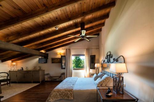 1 dormitorio con 1 cama y ventilador de techo en CR La CASONA de VALFRIO - Alquiler completo en Cuacos de Yuste