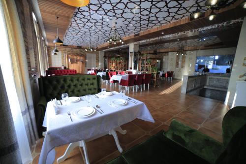 Ein Restaurant oder anderes Speiselokal in der Unterkunft Vella Elegant Hotel 