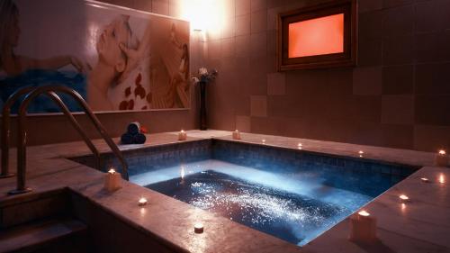 un cuarto de baño con jacuzzi con luces. en Giftun Azur Resort en Hurghada