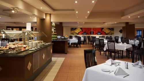 Majoituspaikan Giftun Azur Resort ravintola tai vastaava paikka