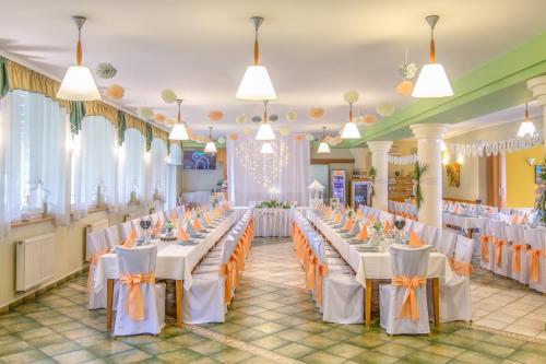 Restaurace v ubytování Lipa Hotel és Étterem