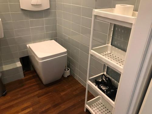 małą łazienkę z toaletą i umywalką w obiekcie studio white w mieście Sopot