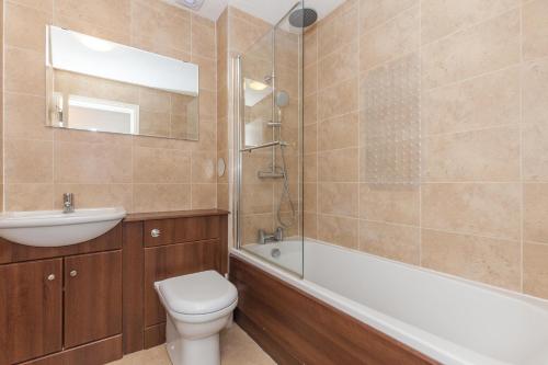 エディンバラにあるCity Centre Apartmentのバスルーム(トイレ、洗面台、シャワー付)