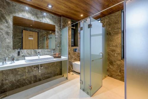Ένα μπάνιο στο SaffronStays Falcon Hill, Lonavala - luxury villa with infinity pool near Lion's Point