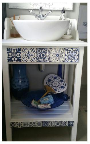 a sink and a shelf with a sink and plates at Bergview Guesthouse Swellendam in Swellendam