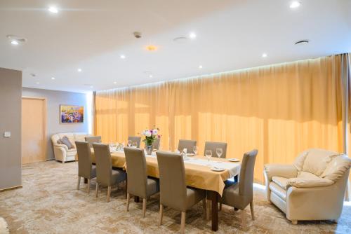 a dining room with a table and chairs at Park Hotel Latgola in Daugavpils