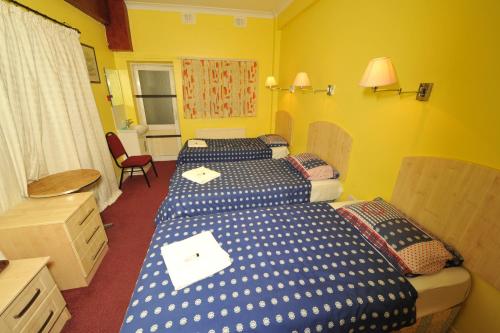 Katil atau katil-katil dalam bilik di Acton Town Hotel