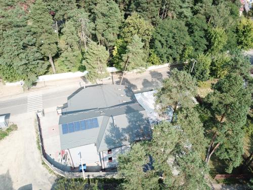 una vista aérea de un edificio en el bosque en Motozona en Bryukhovychi