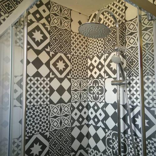 La salle de bains est pourvue d'un mur recouvert de carrelage. dans l'établissement CoRide, à Saint-Pierre-Quiberon