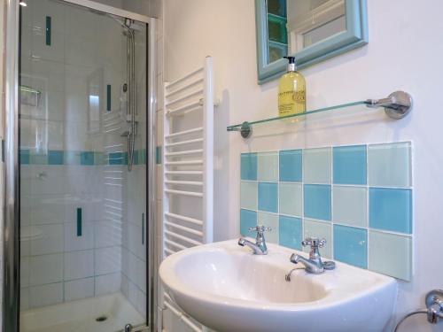a bathroom with a sink and a shower at Bluebell Studio in Saxmundham