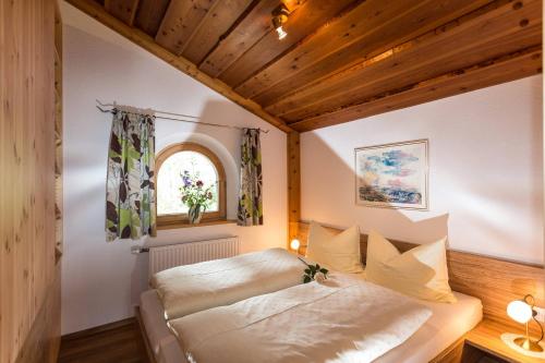 - une chambre avec un lit et une fenêtre dans l'établissement Gästehaus Christl, à Radstadt