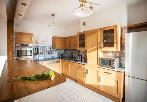 une cuisine avec des placards en bois et un comptoir en bois dans l'établissement Vieux Palais - Chamonix, à Chamonix-Mont-Blanc