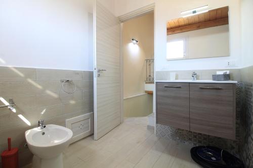 Un baño con lavabo, inodoro y ducha. en centruMaqueda, en Palermo