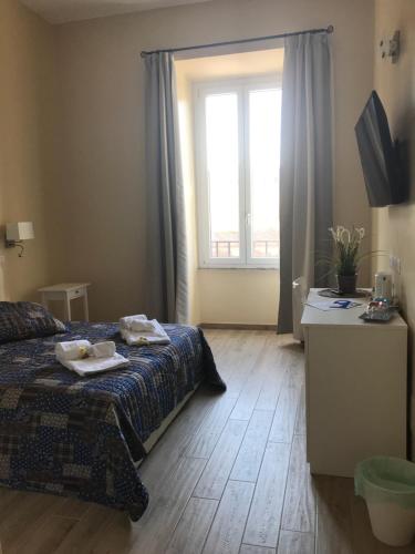 ローマにあるServenti Longhi Roomsのベッドルーム1室(ベッド1台、大きな窓付)