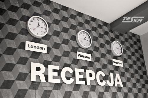 four clocks on a wall with the words reederereo at Pokoje Gościnne Tessa in Chełm