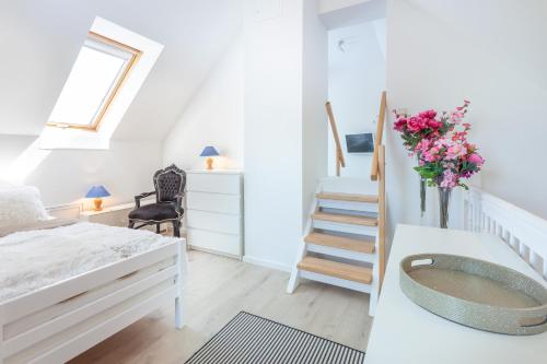 een slaapkamer met een bed en een bad bij FEWO Reitanlage bei Altefähr in Rambin