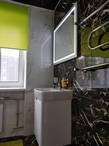 a bathroom with a sink and a mirror at Квартира Lux біля Саржиного Яру in Kharkiv