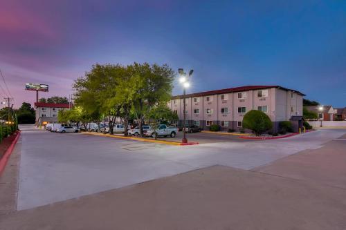 Orangewood Inn and Suites Midtown