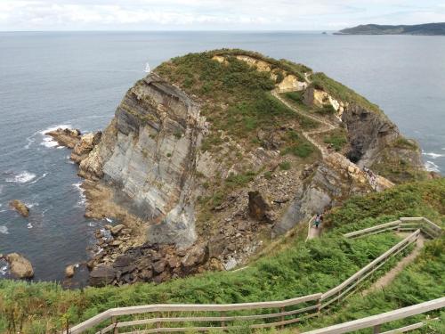 a path on a cliff next to the ocean at Paraíso Ortegal in Feás