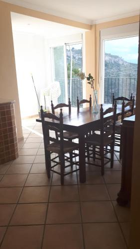 a dining room with a table and chairs and a window at Apartamentos CHRISTINA in Benicàssim