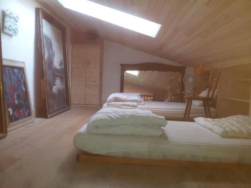 - une chambre avec 2 lits et une table avec une chaise dans l'établissement Maison Abricot et Orange, à Aspiran