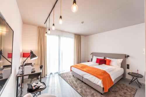een slaapkamer met een bed, een bureau en een raam bij Glashütte Bed+Breakfast in Barnbach