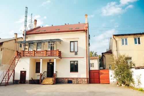 a house with a ladder on top of it at Rawa in Rava-Rusʼka