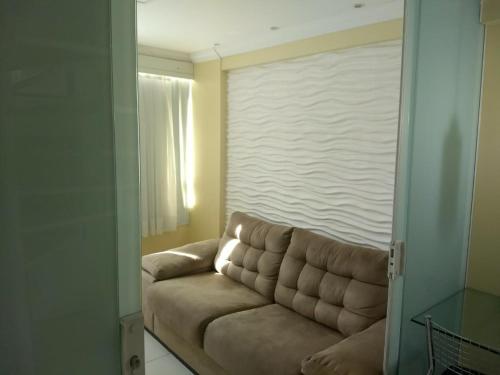 una sala de estar con un sofá marrón en una habitación en Israel Flat Tambaú Apt 418 - Cobertura Duplex com Piscina Privativa, en João Pessoa