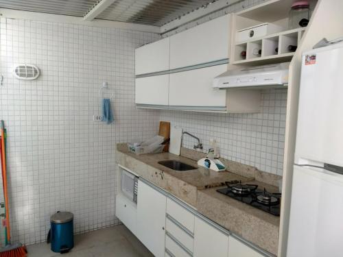 una cocina con armarios blancos y fregadero en Israel Flat Tambaú Apt 418 - Cobertura Duplex com Piscina Privativa, en João Pessoa