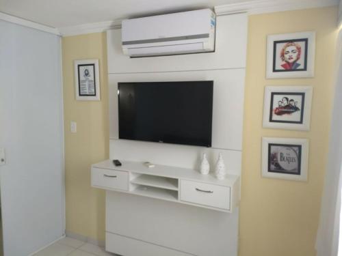 salon z telewizorem z płaskim ekranem na ścianie w obiekcie Israel Flat Tambaú Apt 418 - Cobertura Duplex com Piscina Privativa w mieście João Pessoa