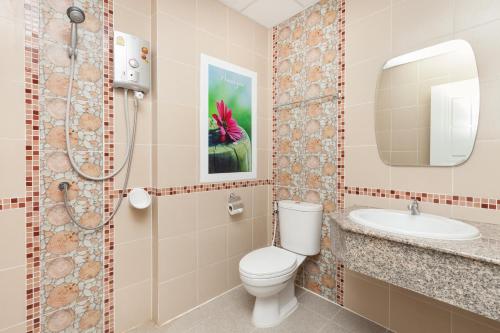 Je T'aime Hotel في ترانغ: حمام مع مرحاض ومغسلة