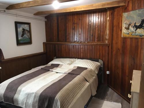 Tempat tidur dalam kamar di Balatonkenesei Nádfedeles Lovas Vendégház